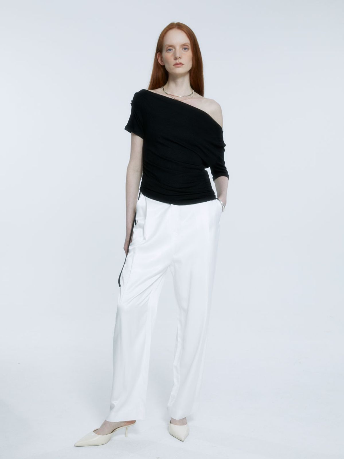뮤제(MUSEE) SAINT-GERMAIN Unbalanced Off-Shoulder Jersey Top_Black