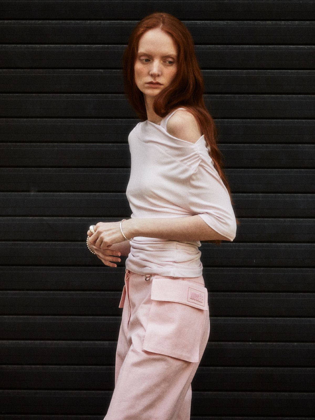 뮤제(MUSEE) SAINT-GERMAIN Unbalanced Off-Shoulder Jersey Top_Fondant Pink