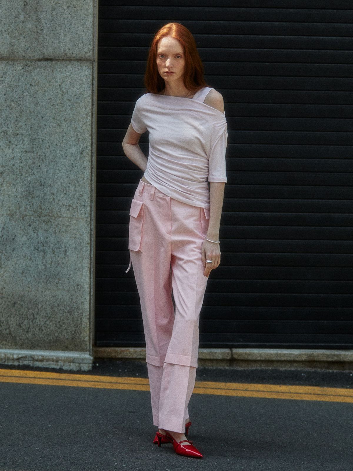 뮤제(MUSEE) SAINT-GERMAIN Unbalanced Off-Shoulder Jersey Top_Fondant Pink