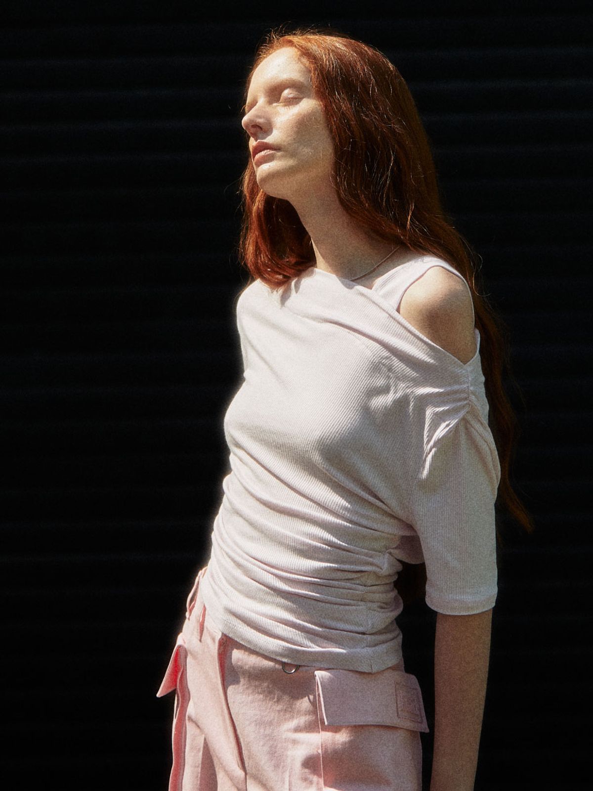 뮤제(MUSEE) SAINT-GERMAIN Unbalanced Off-Shoulder Jersey Top_Fondant Pink