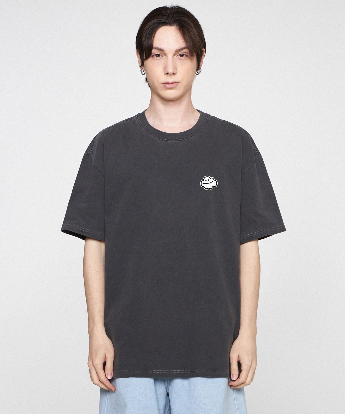 그레이버(GRAVER) [UNISEX]스몰 구름 스마일 피그먼트 반팔티_블랙차콜