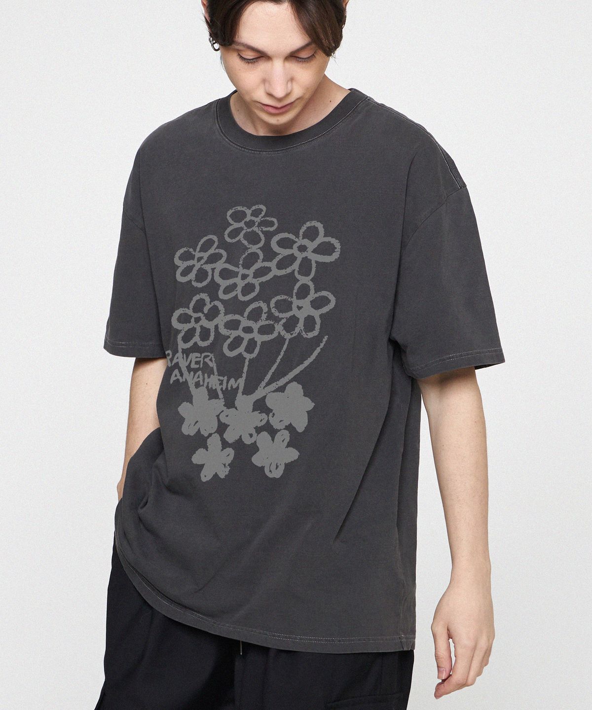 그레이버(GRAVER) [UNISEX]플라워 부케 드로잉 피그먼트 반팔티_블랙차콜