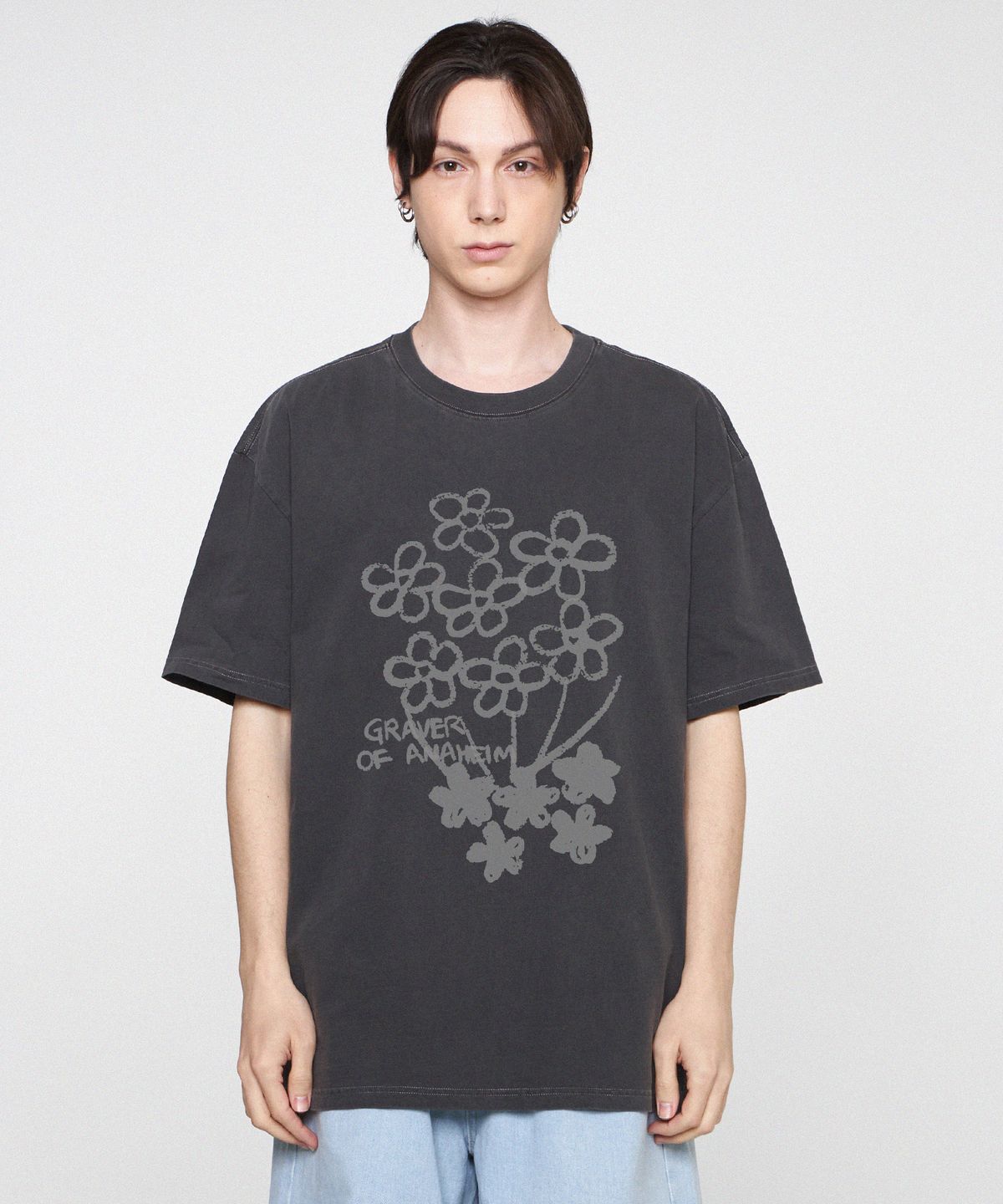 그레이버(GRAVER) [UNISEX]플라워 부케 드로잉 피그먼트 반팔티_블랙차콜