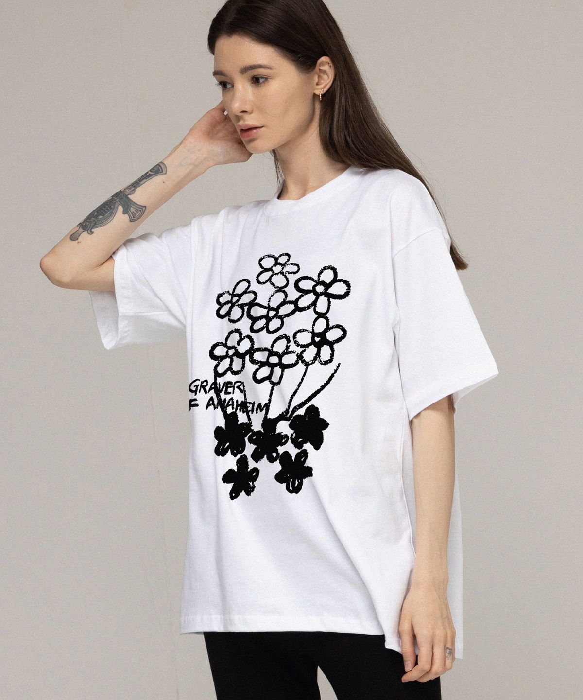 그레이버(GRAVER) [UNISEX]플라워 부케 드로잉 반팔티_화이트