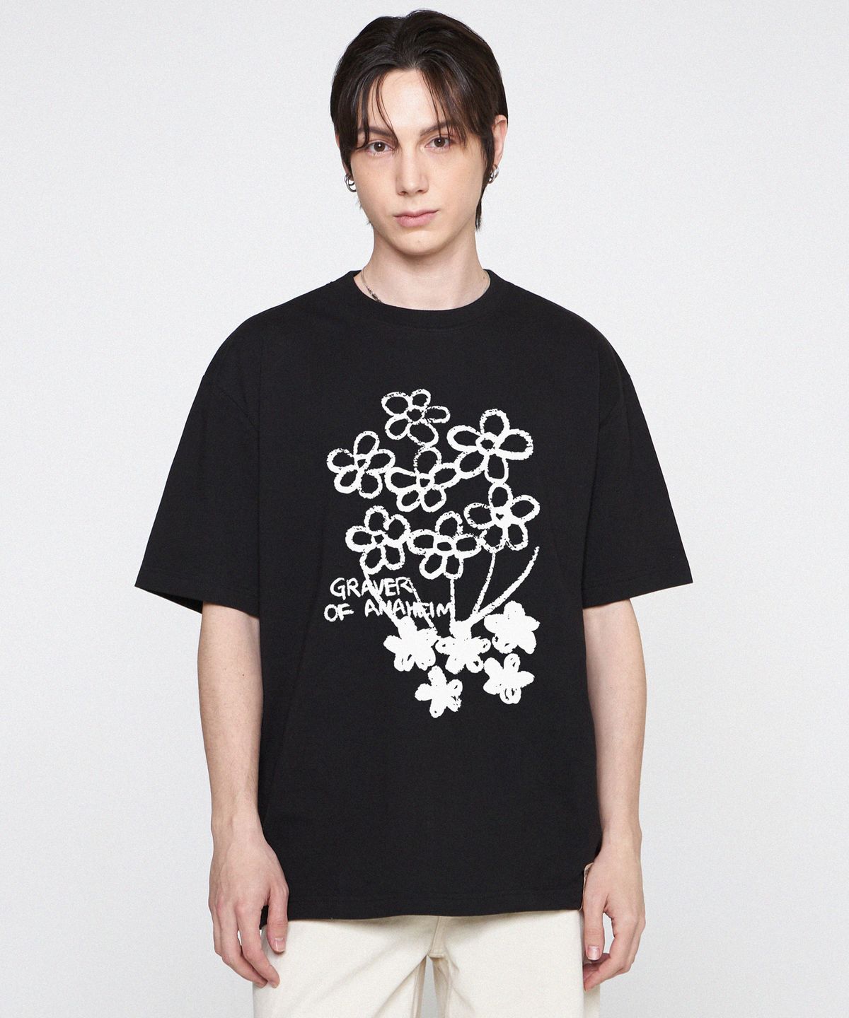 그레이버(GRAVER) [UNISEX]플라워 부케 드로잉 반팔티_블랙