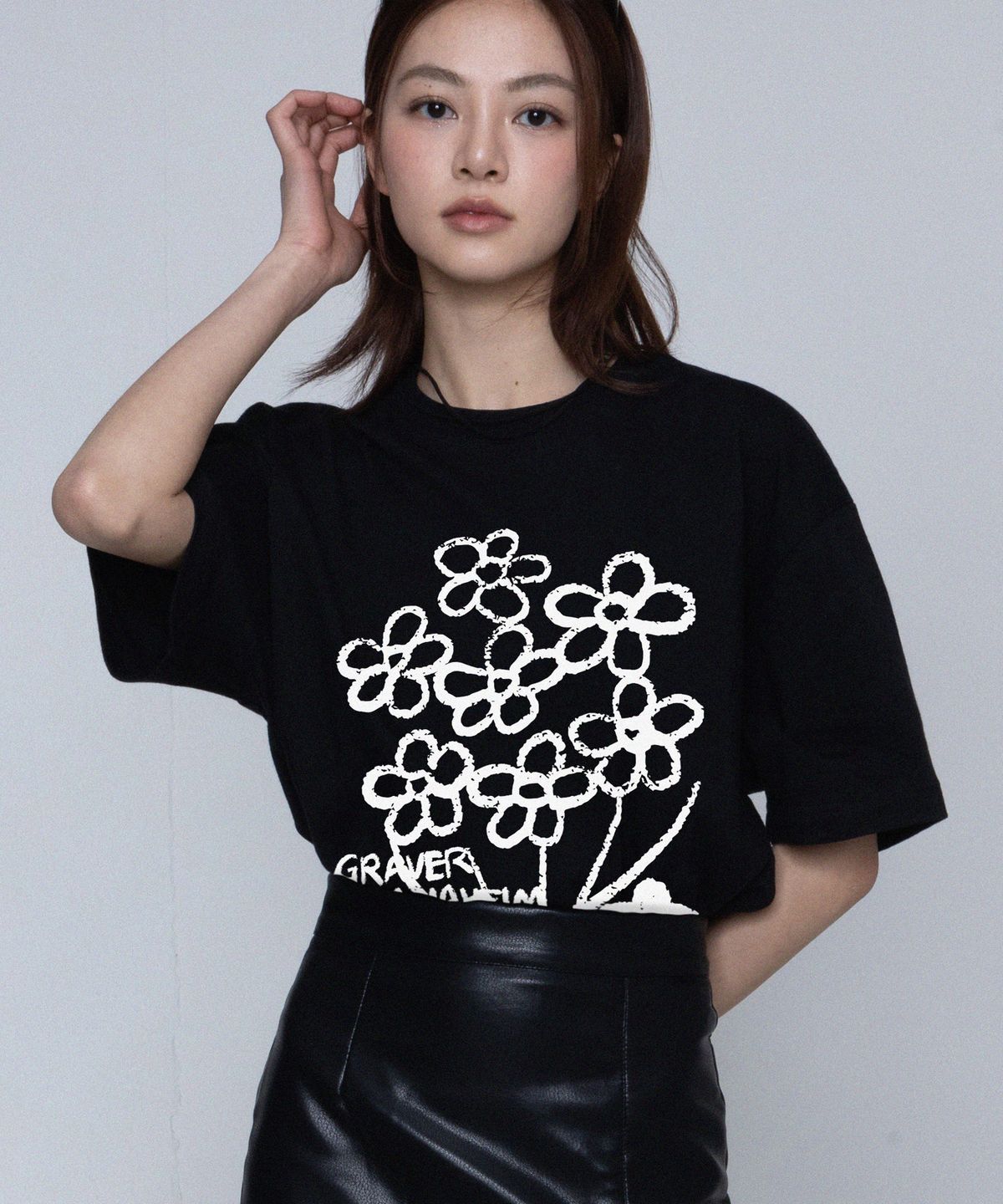 그레이버(GRAVER) [UNISEX]플라워 부케 드로잉 반팔티_블랙