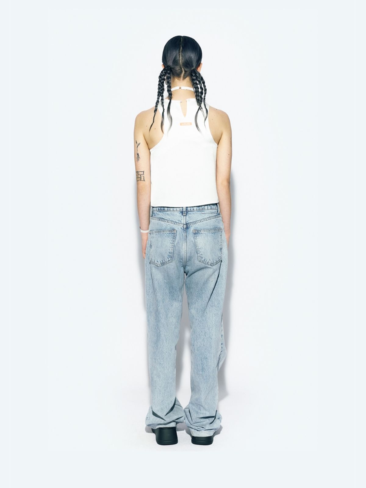 에즈이프 캘리(ASIF CALIE) RIBBON OPEN SLEEVELESS BLOUSE WHITE