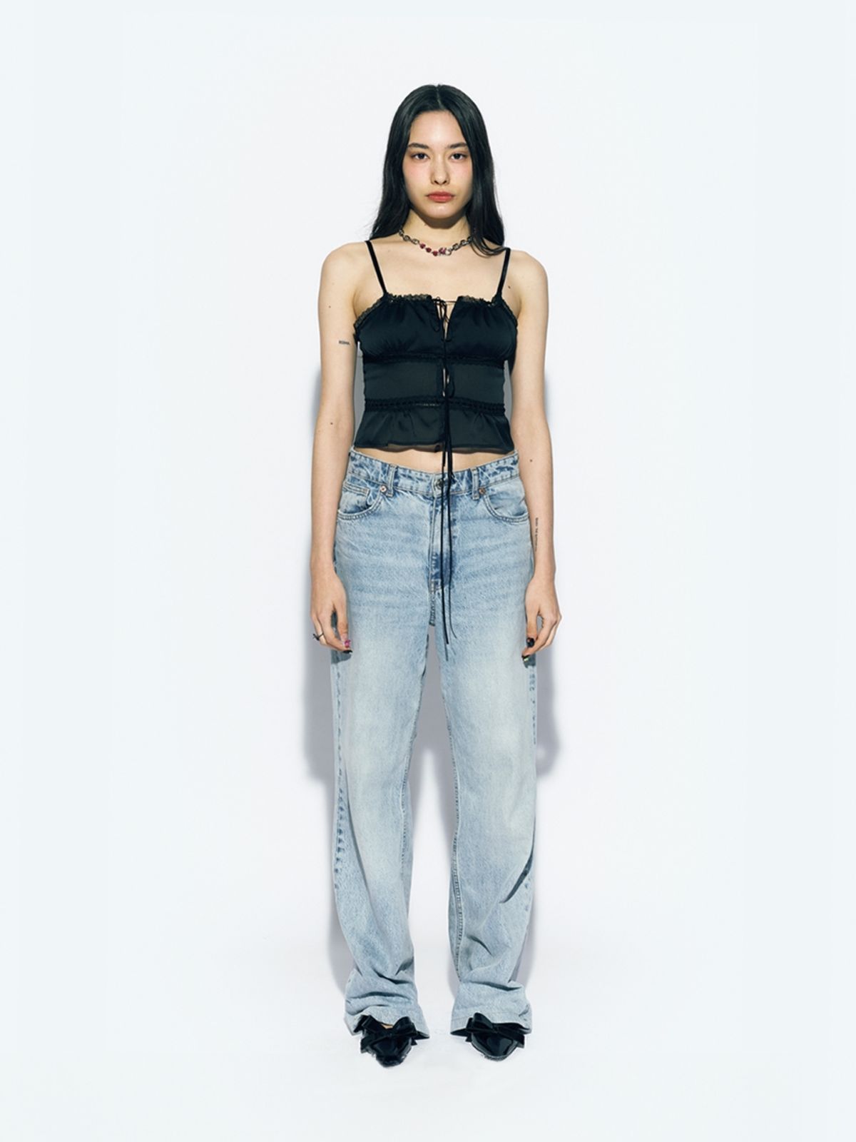에즈이프 캘리(ASIF CALIE) FLOWER RUFFLE SLEEVELESS BLOUSE BLACK