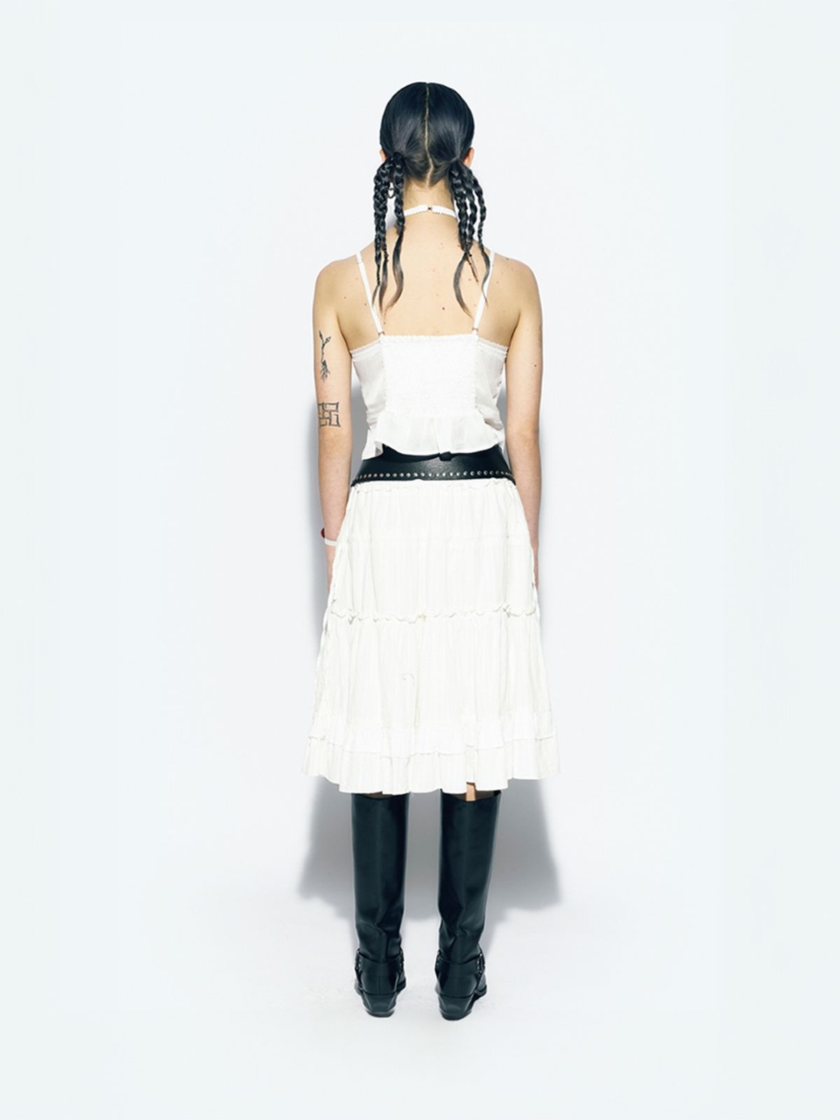 에즈이프 캘리(ASIF CALIE) FLOWER RUFFLE SLEEVELESS BLOUSE WHITE