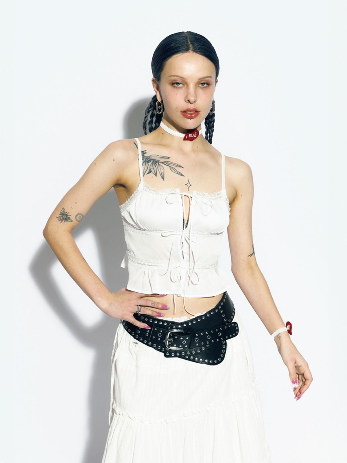 에즈이프 캘리(ASIF CALIE) FLOWER RUFFLE SLEEVELESS BLOUSE WHITE