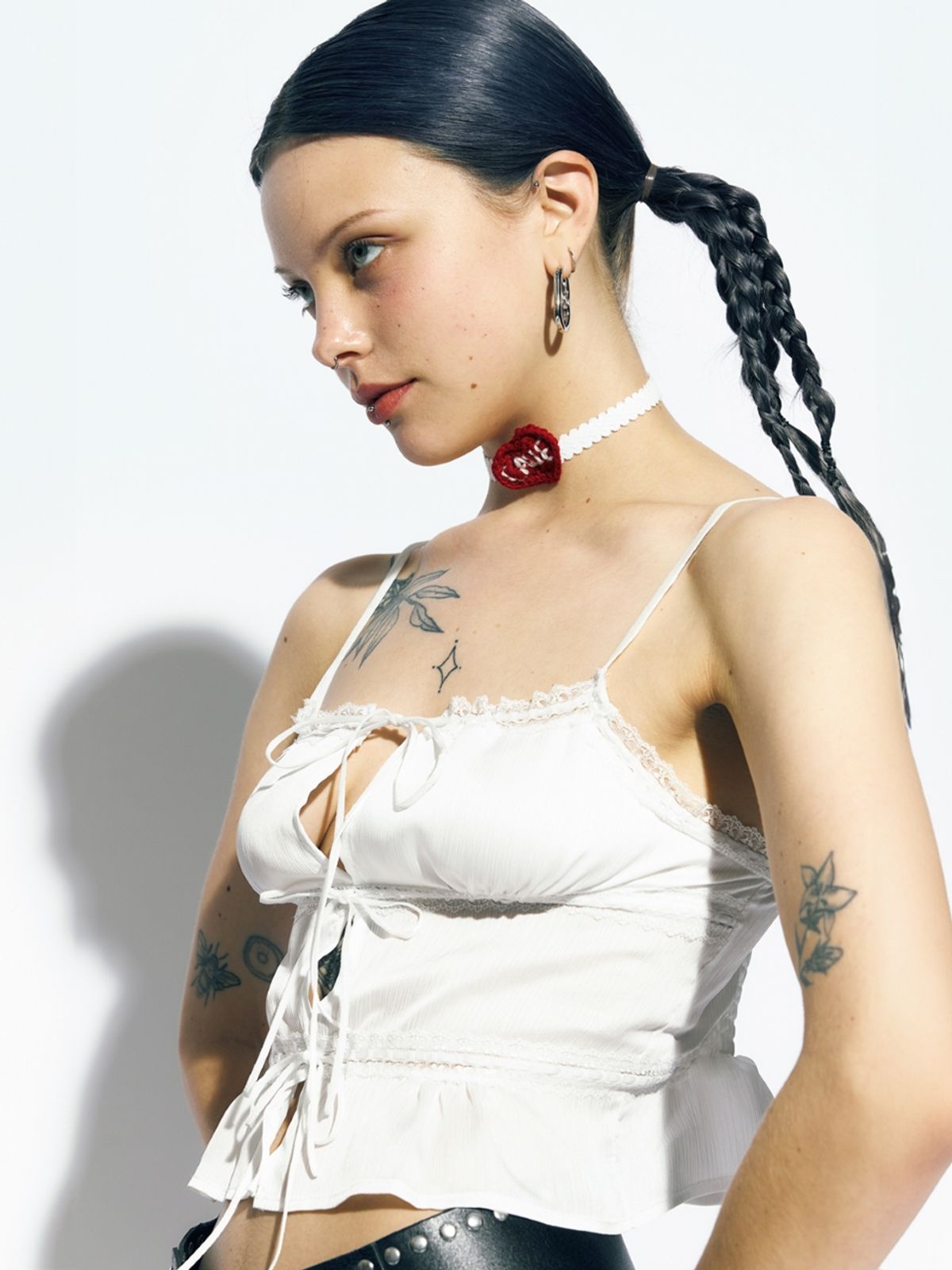 에즈이프 캘리(ASIF CALIE) FLOWER RUFFLE SLEEVELESS BLOUSE WHITE