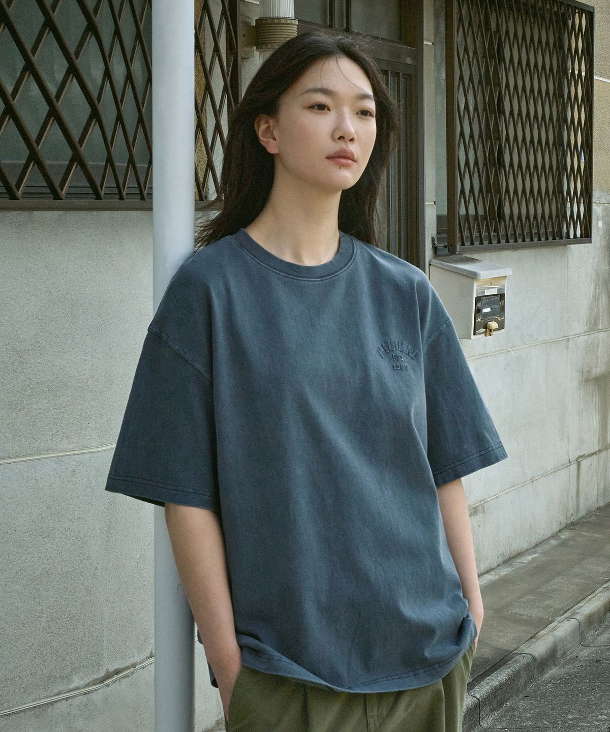 미니멀프로젝트(MINIMALPROJECT) 미니멀 에플리케 아치로고 피그먼트  반팔티셔츠 MST158 [LIGHTNAVY]