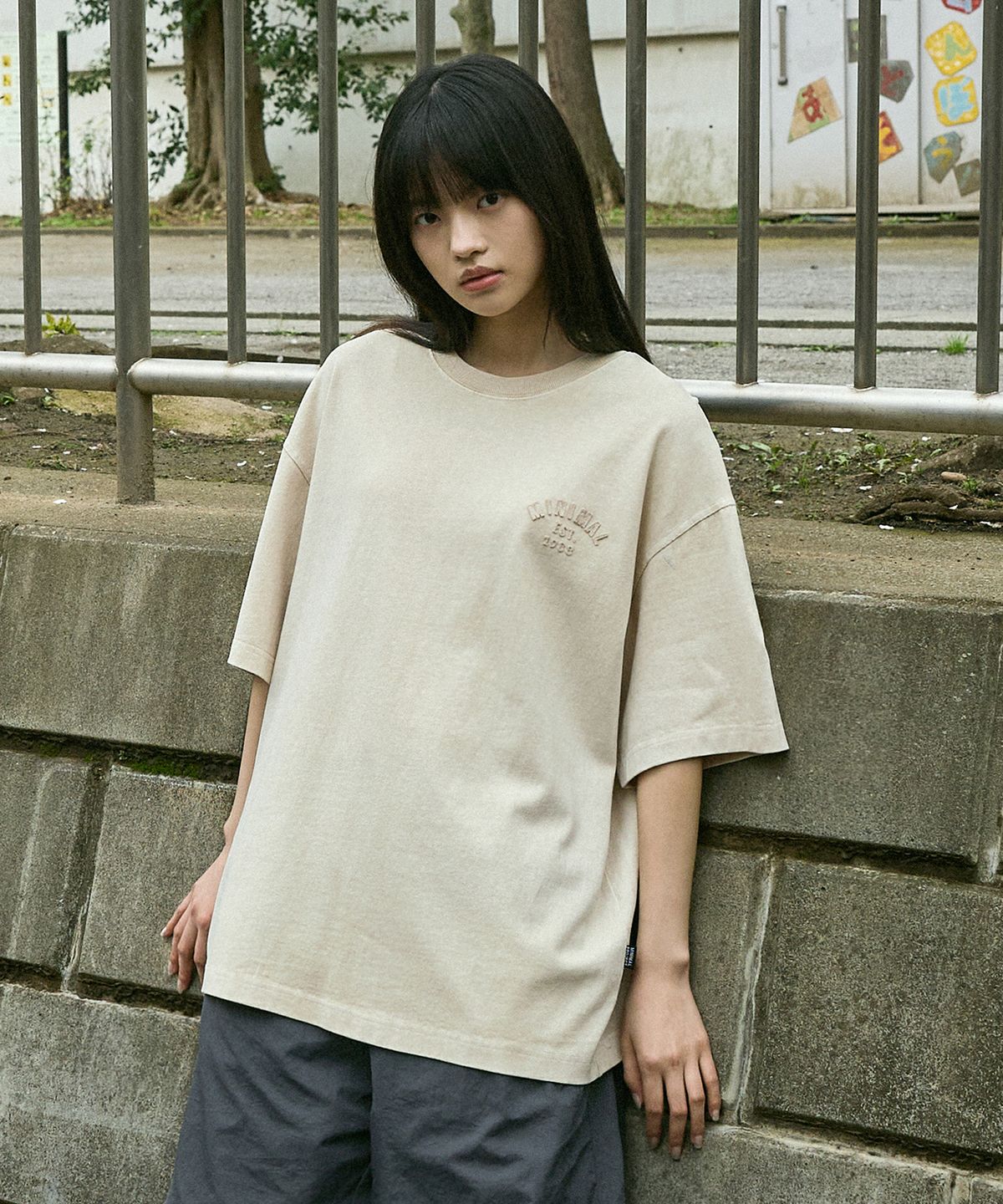 미니멀프로젝트(MINIMALPROJECT) 미니멀 에플리케 아치로고 피그먼트  반팔티셔츠 MST158 [LIGHTBEIGE]