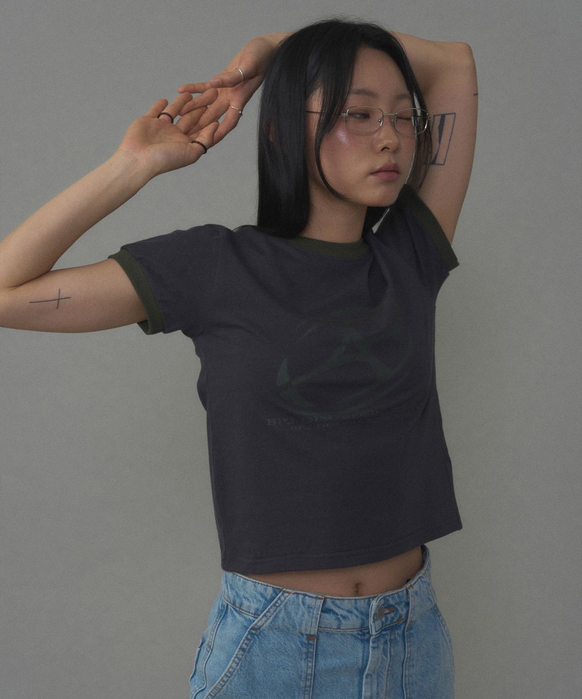비피투디스오더(BP2 DISORDER) 빅 그래픽 로고 크롭 티 카키