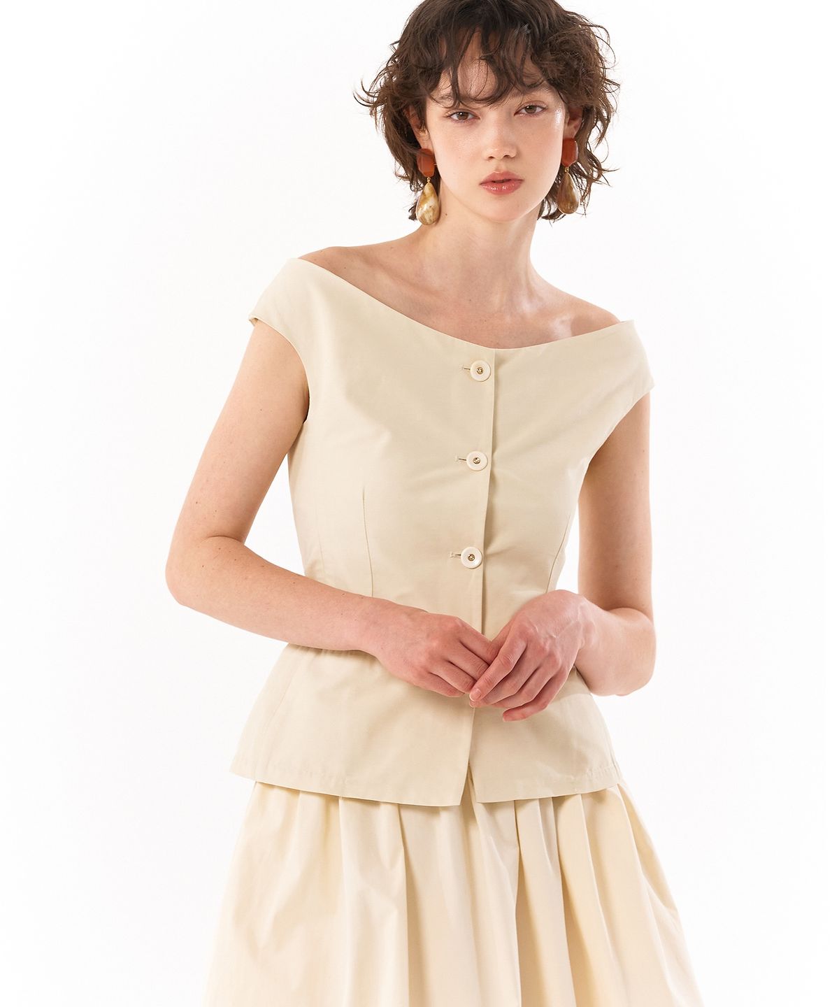 레트흐드레뚜왈(LETTRE DE LE TOILE) Pearl off-shoulder top (cream)