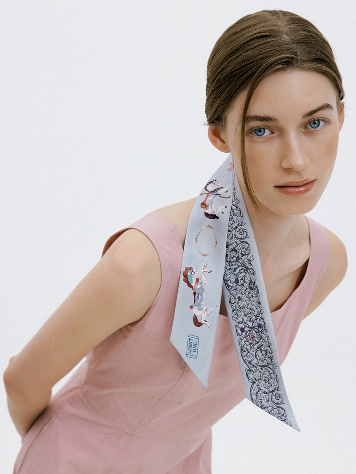 벤앤쿠(VENANDQU) Merry-go-round-Dove Grey Long Twilly Silk Scarf