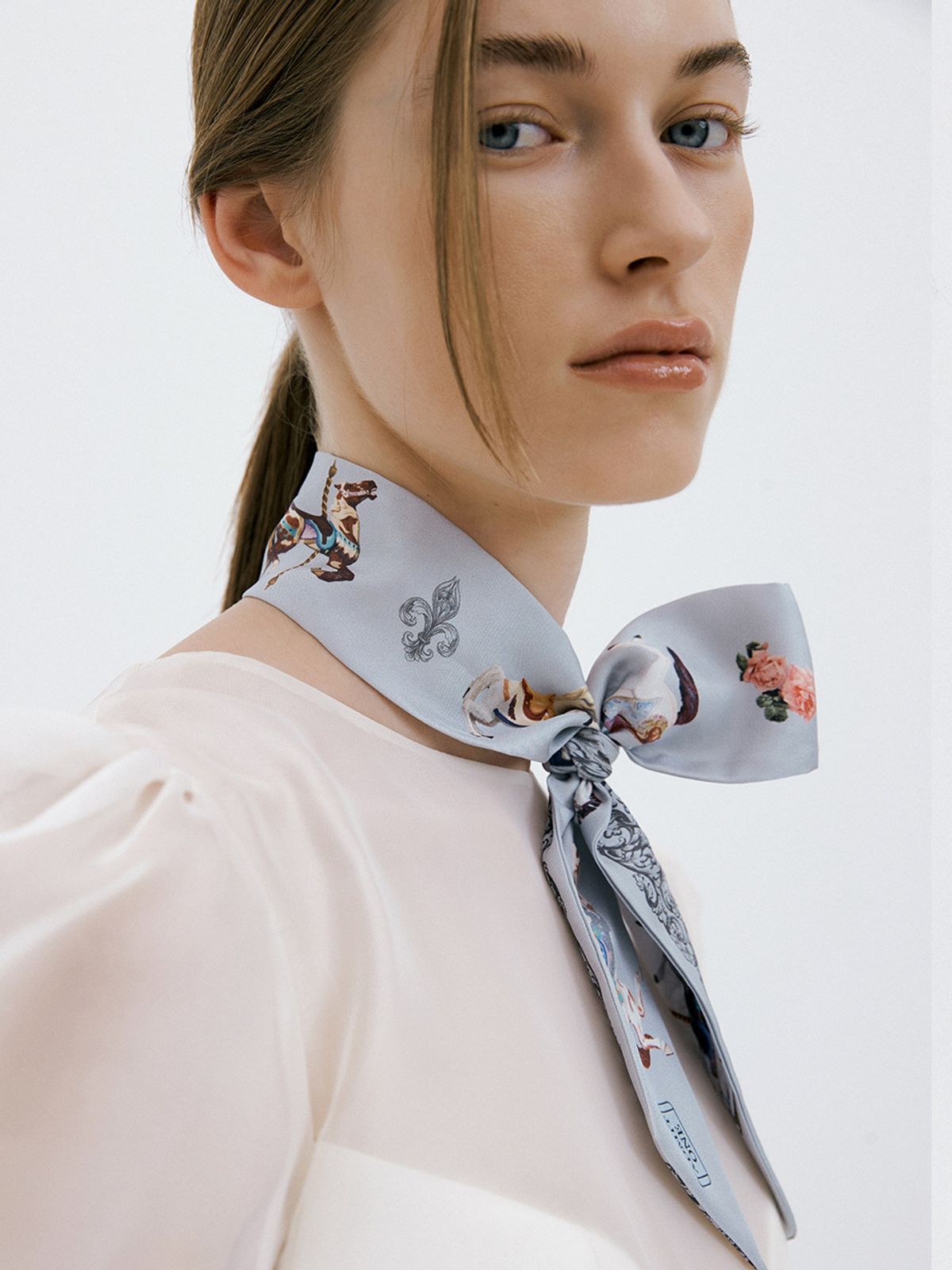 벤앤쿠(VENANDQU) Merry-go-round-Dove Grey Long Twilly Silk Scarf