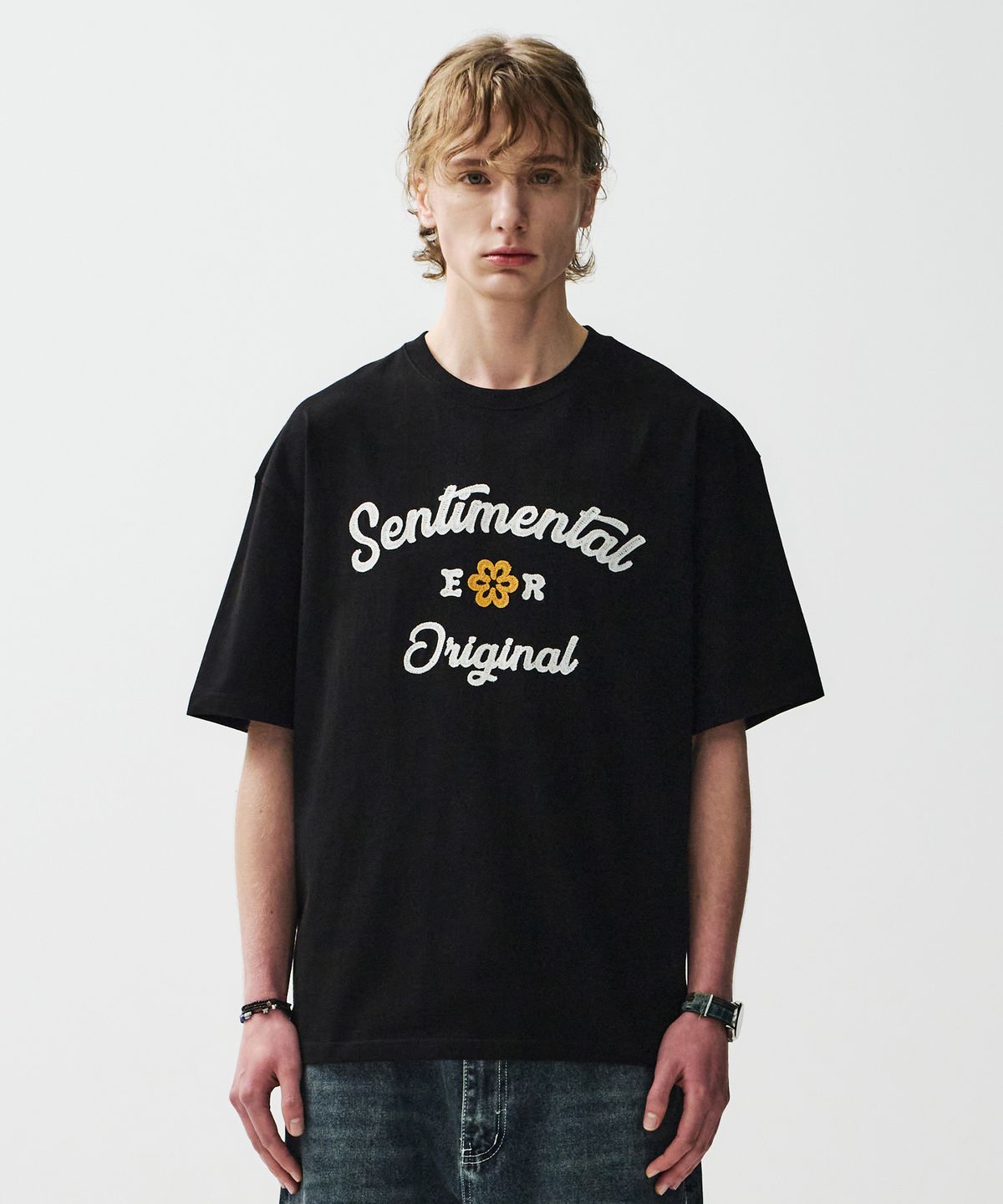 이코르(ECORR) [UNISEX] 클로버 자수 반팔 티셔츠_검정