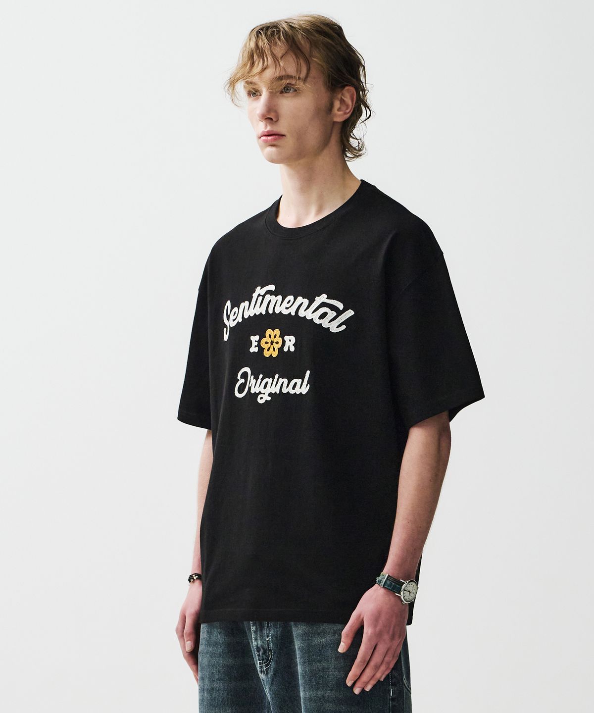 이코르(ECORR) [UNISEX] 클로버 자수 반팔 티셔츠_검정