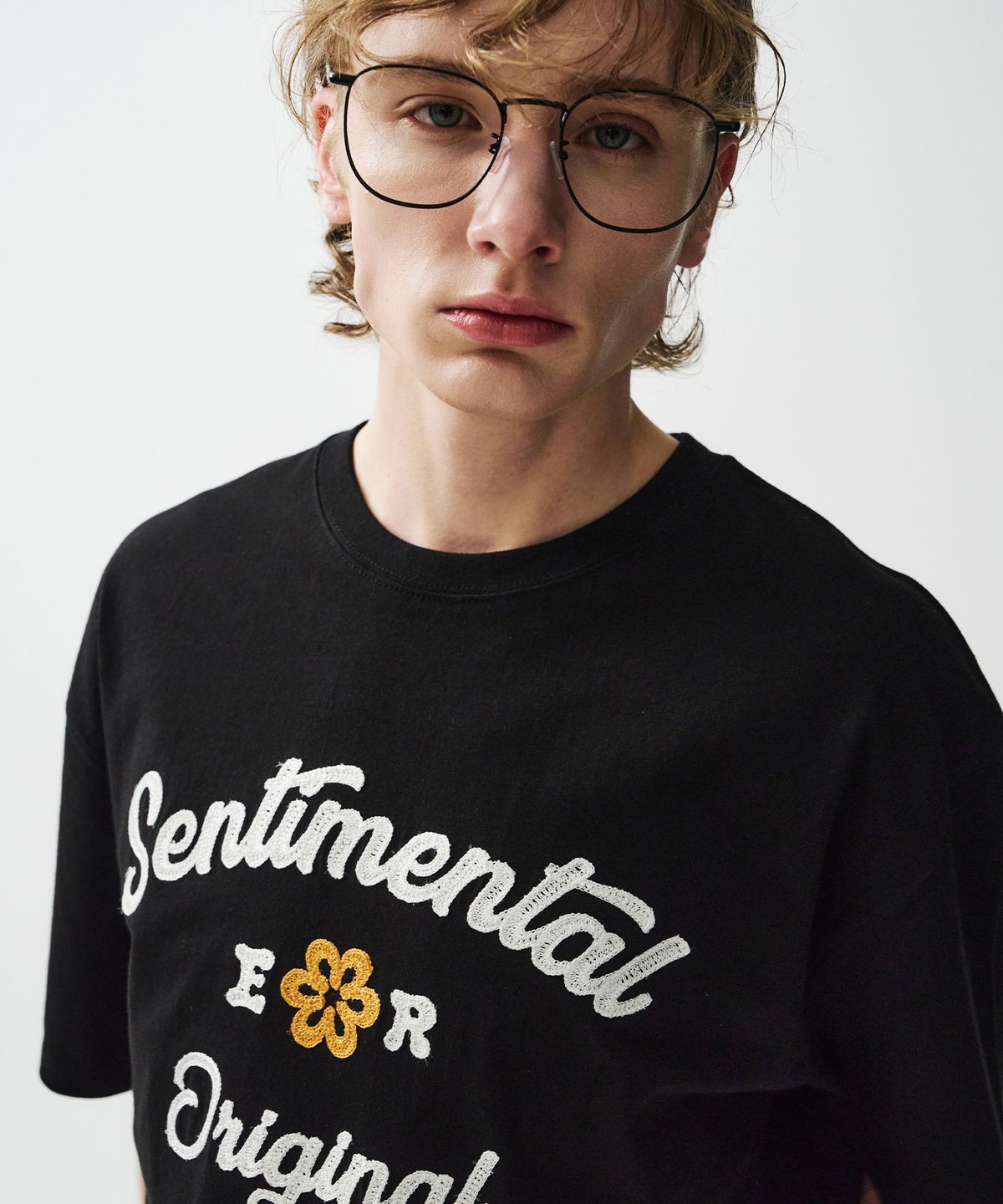 이코르(ECORR) [UNISEX] 클로버 자수 반팔 티셔츠_검정