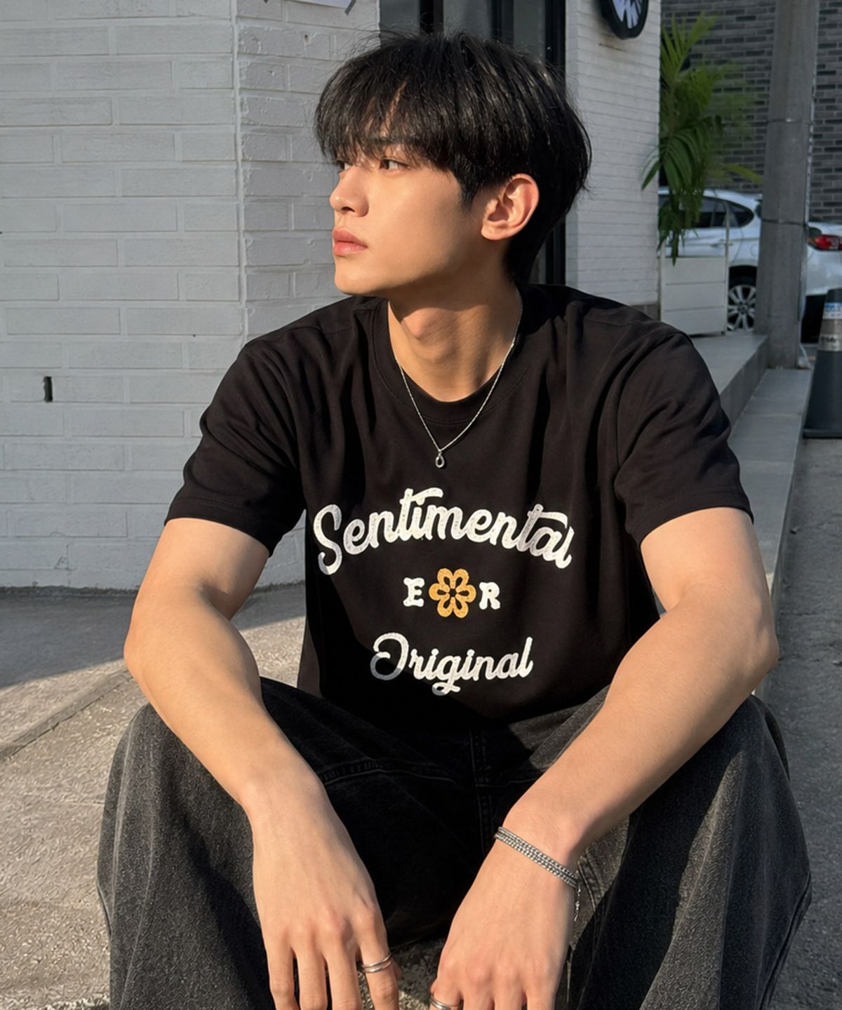 이코르(ECORR) [UNISEX] 클로버 자수 반팔 티셔츠_검정