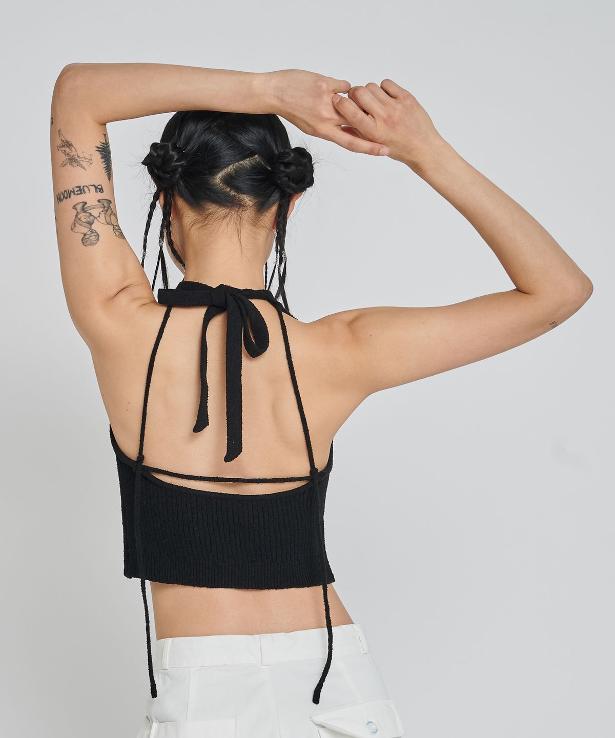 언유주얼 노말(UNUSUALNORMAL) BOOKLE HALTER KNIT TOP_BLACK