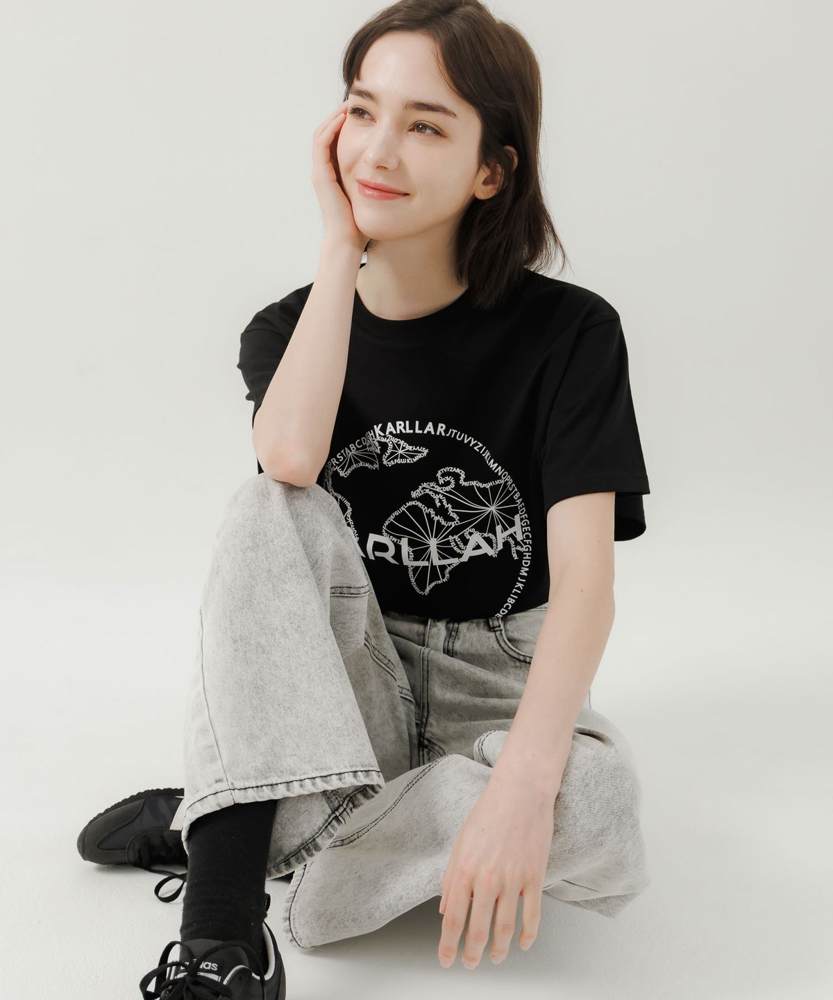 칼라(KARLLAH) 월드 와이드 프린트 반팔 티셔츠-블랙