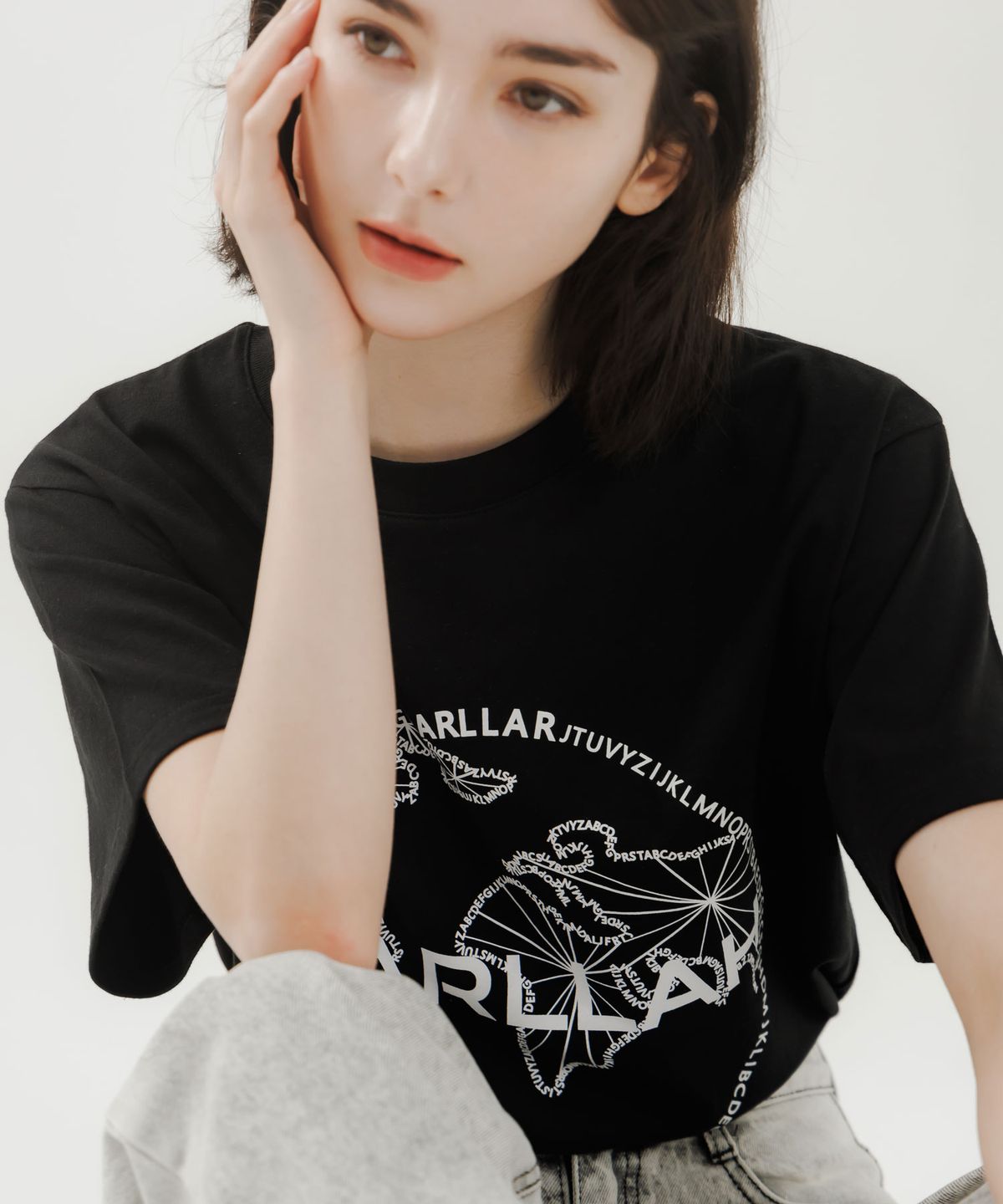 칼라(KARLLAH) 월드 와이드 프린트 반팔 티셔츠-블랙