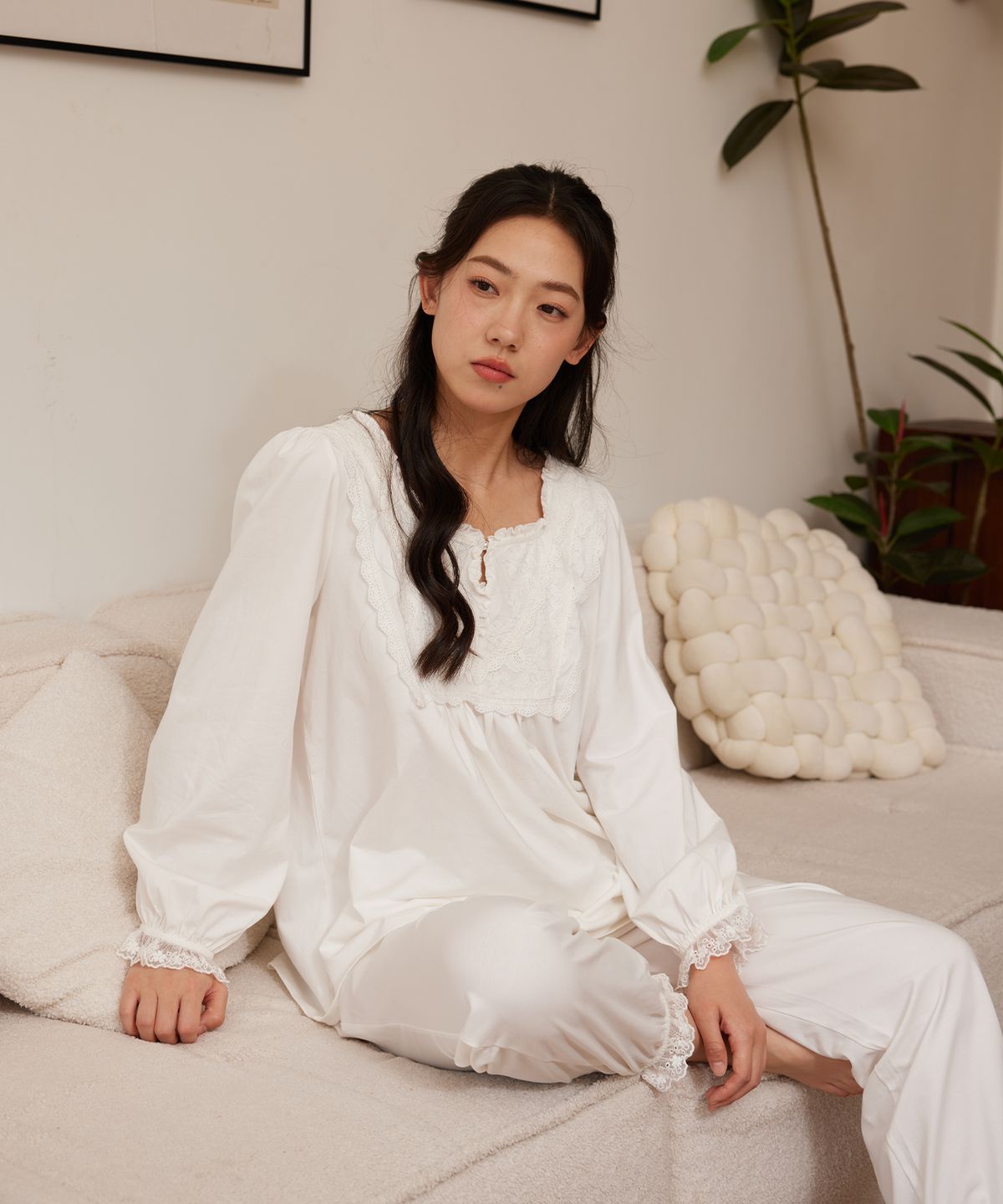 르세렌(LESEREIN) 레이스 스퀘어넥 파자마 투피스