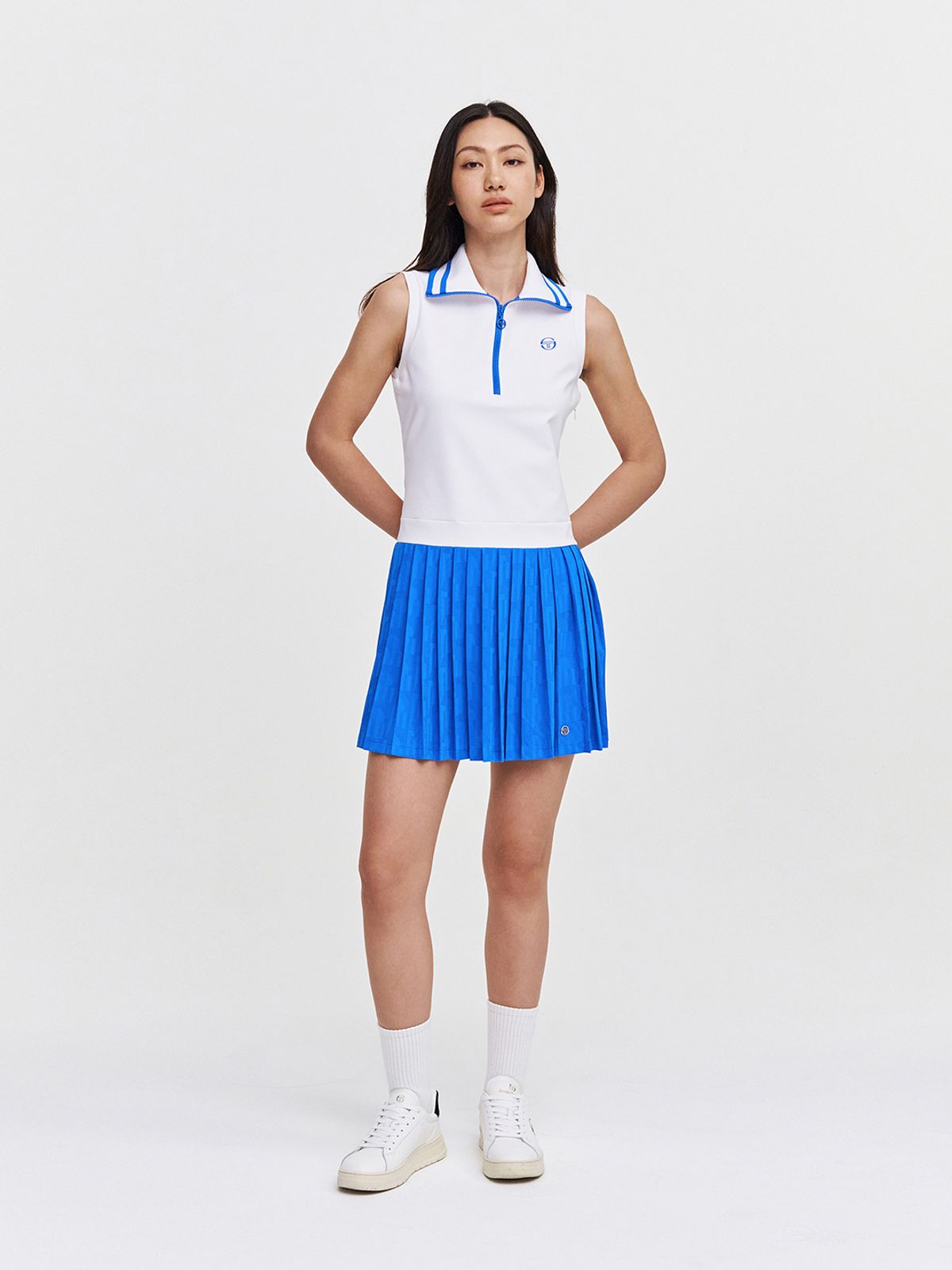 세르지오 타키니(SERGIO TACCHINI) W 리조트 하프집 패턴 플리츠 슬리브리스 드레스 (D.Blue)