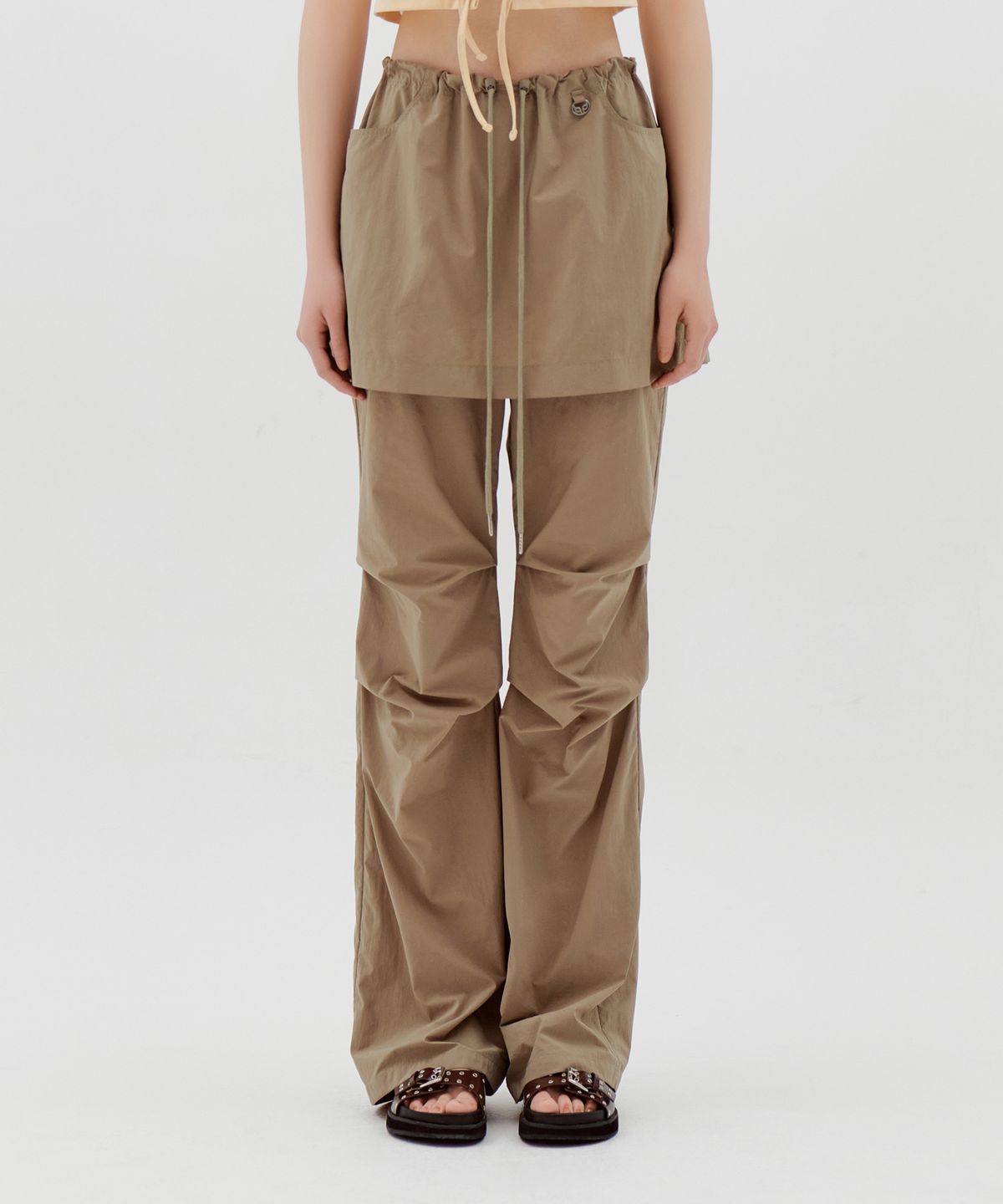 라라폭스(LALAFOX) LYLON SKIRT LAYERED TRACK PANTS KHAKI BQ2WP020