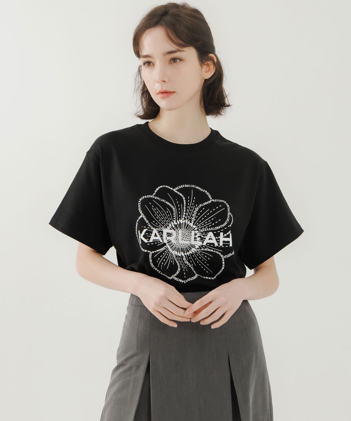 칼라(KARLLAH) 아네모네 프린트 반팔 티셔츠-블랙