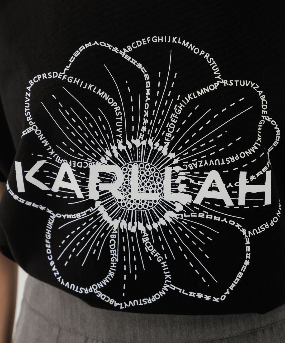칼라(KARLLAH) 아네모네 프린트 반팔 티셔츠-블랙