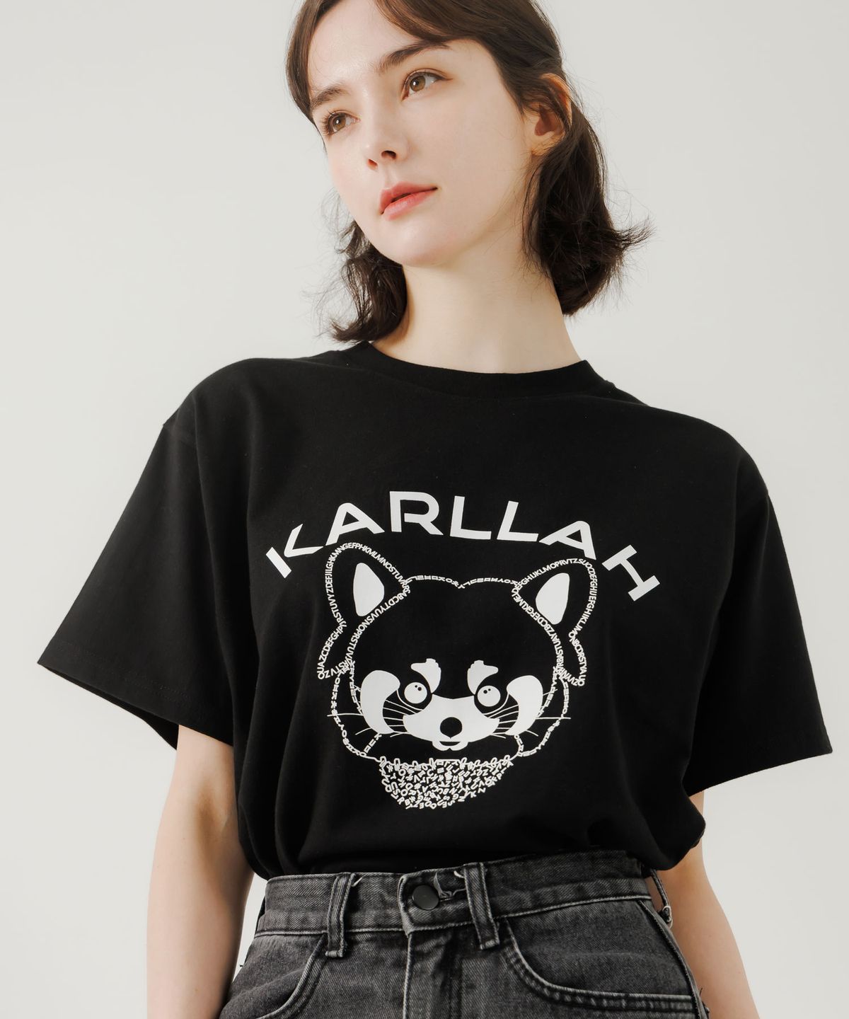칼라(KARLLAH) 레서펜더 프린트 반팔 티셔츠 -블랙