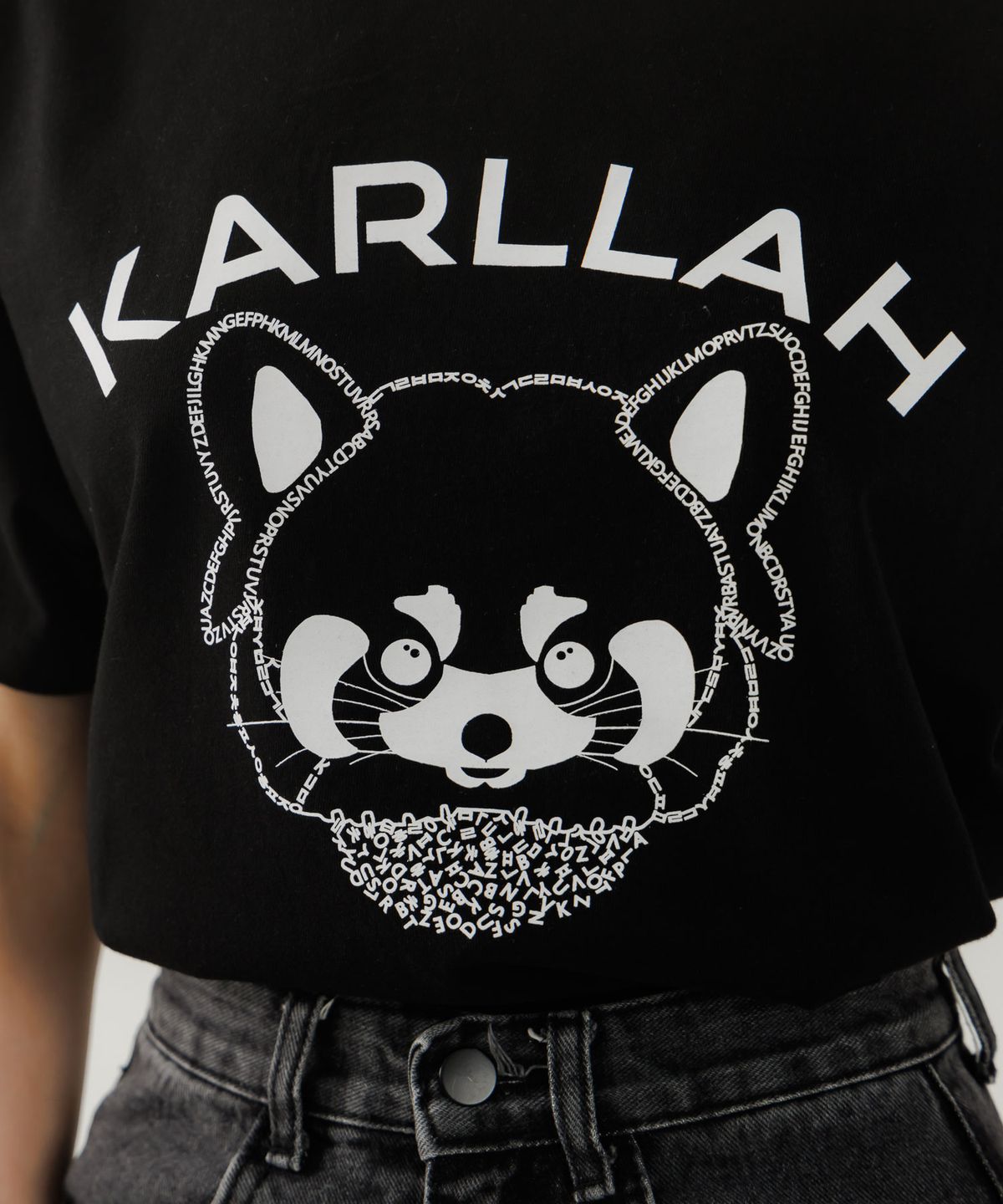 칼라(KARLLAH) 레서펜더 프린트 반팔 티셔츠 -블랙