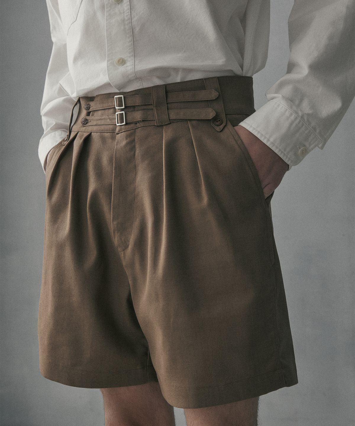 엠프(AMF) Ramie 2 Strap Gurkha Shorts - Brown