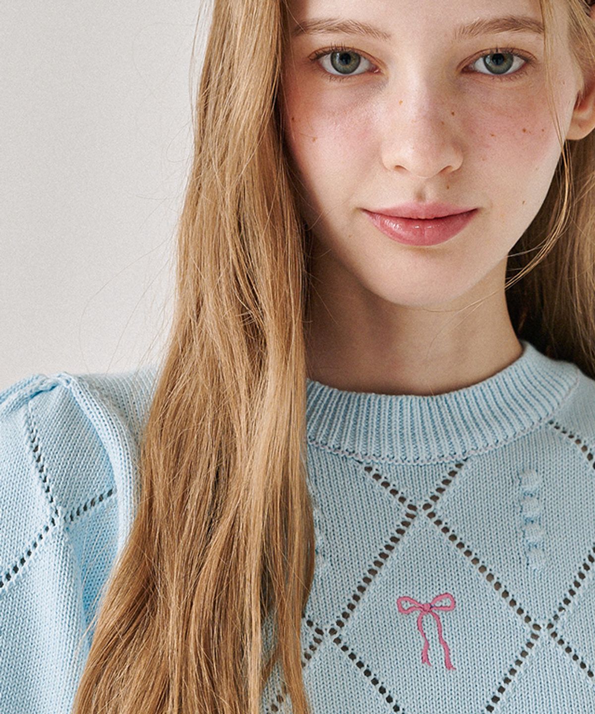 론론(RONRON) DIAMOND SCOTCH PUFF SHORT SLEEVE KNIT SOFT BLUE