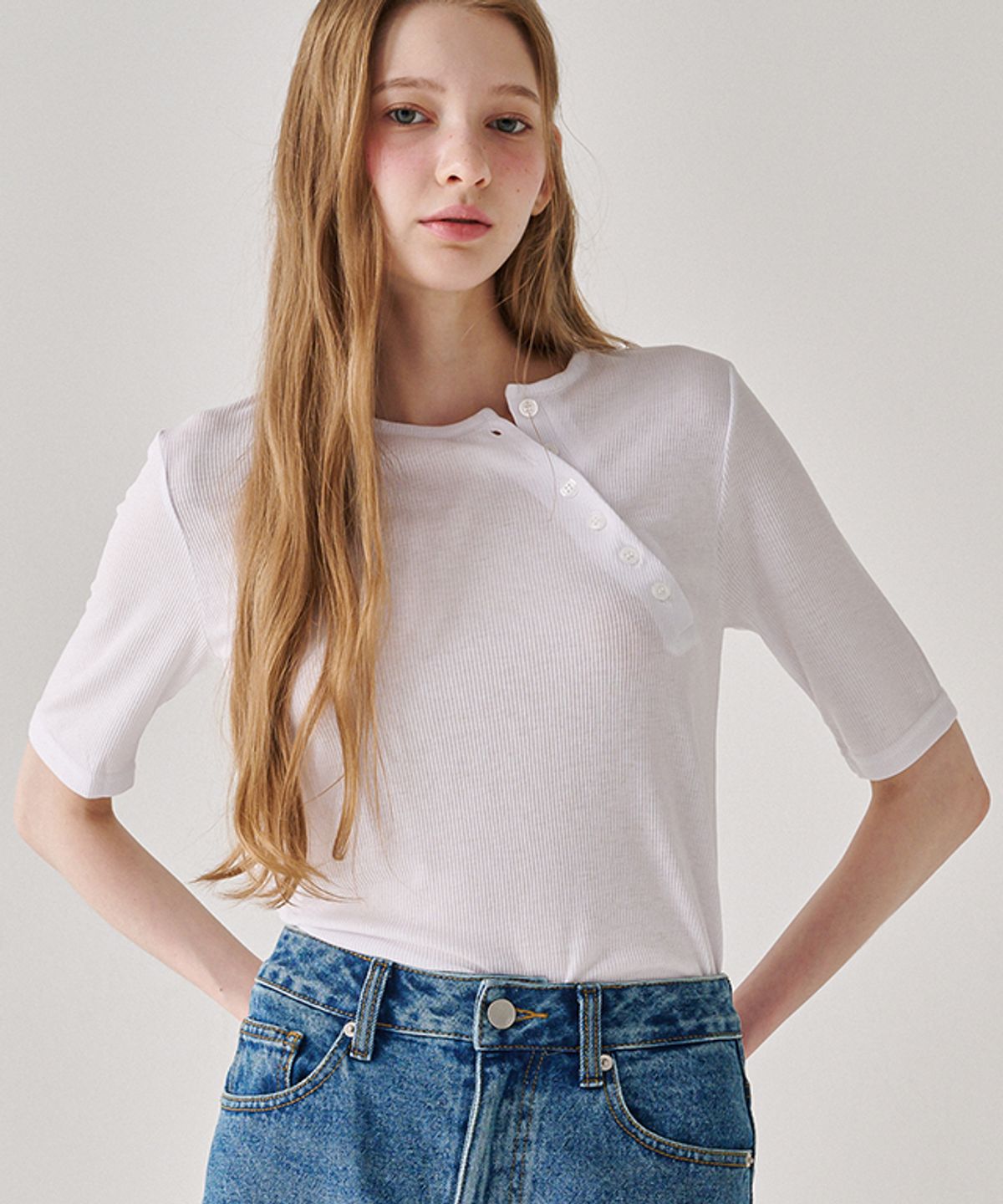 론론(RONRON) DIAGONAL HENRYNECK SHORT T SHIRT WHITE
