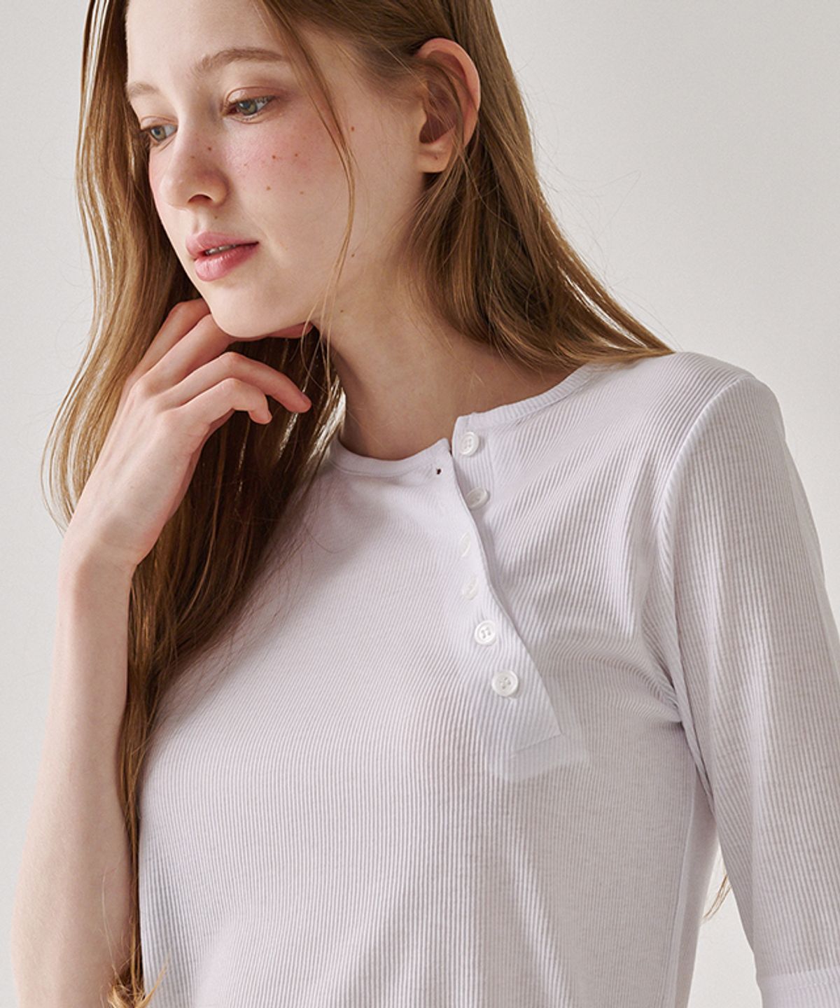 론론(RONRON) DIAGONAL HENRYNECK SHORT T SHIRT WHITE