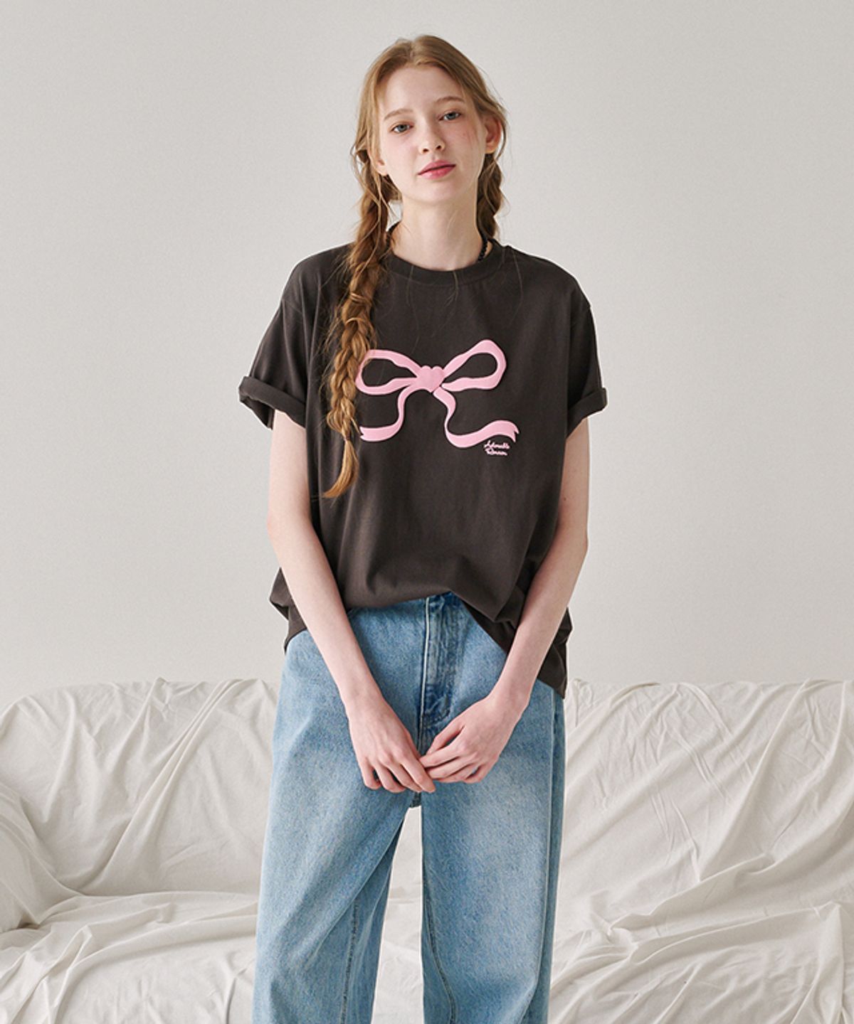론론(RONRON) EMBO HEART RIBBON BASIC FIT T SHIRT CHARCOAL PINK