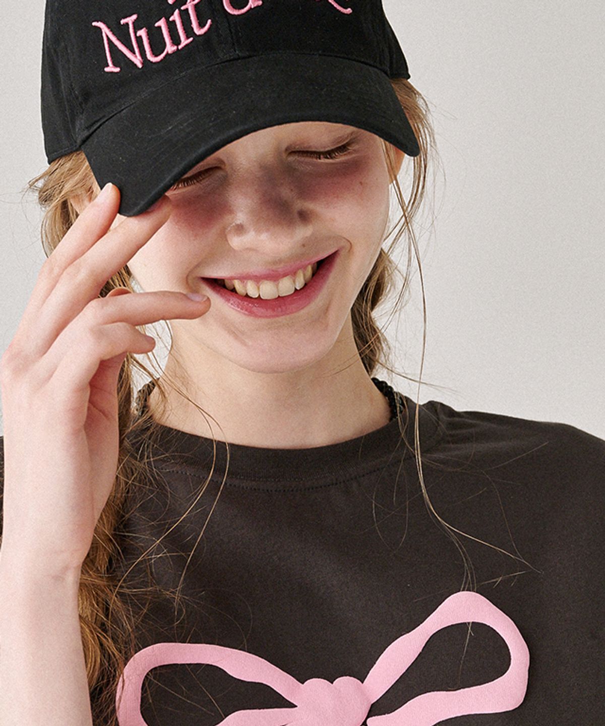 론론(RONRON) EMBO HEART RIBBON BASIC FIT T SHIRT CHARCOAL PINK