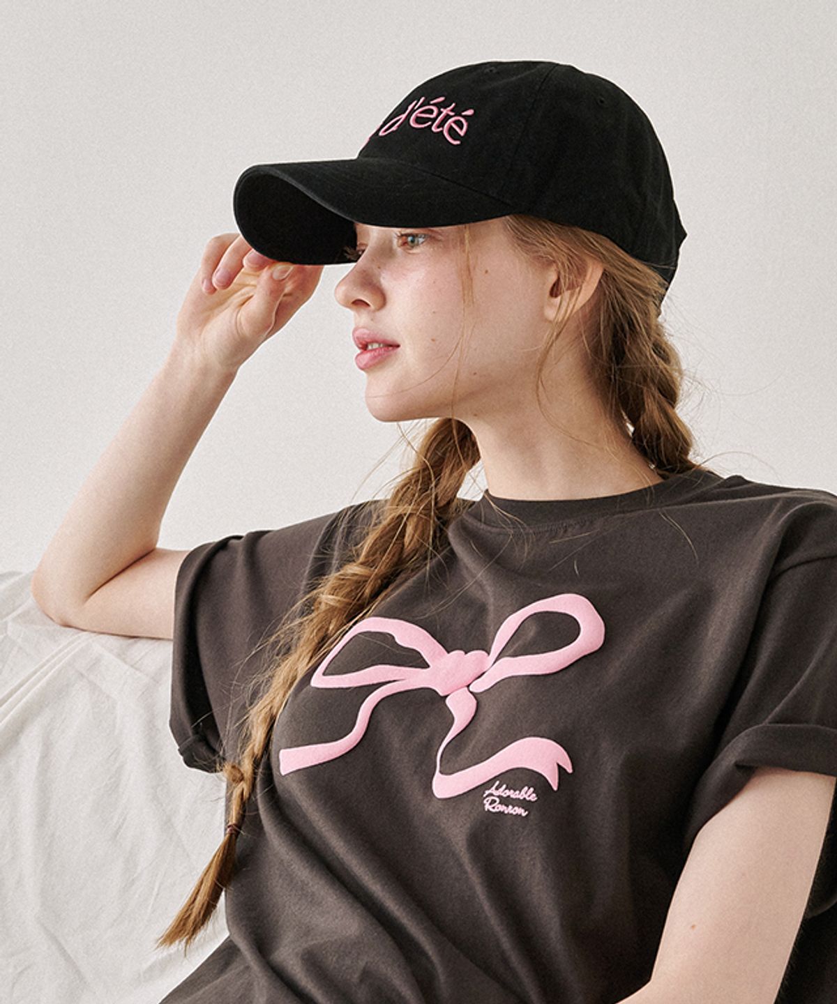 론론(RONRON) EMBO HEART RIBBON BASIC FIT T SHIRT CHARCOAL PINK