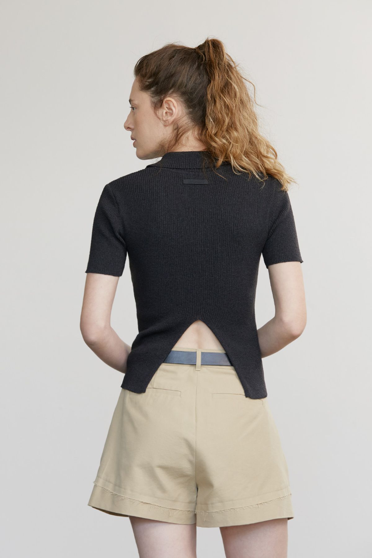 애프터아워즈(AFTERHOURS) BACK SLIT COLLAR KNIT TOP (CHARCOAL)