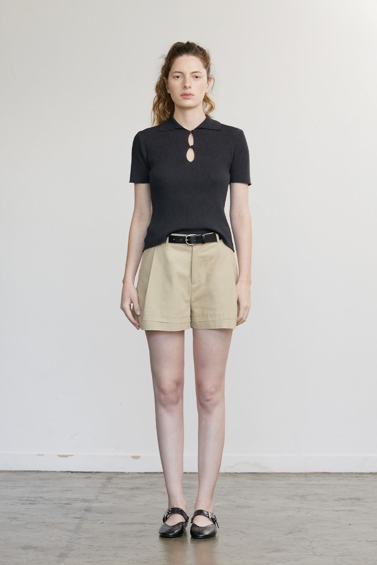 애프터아워즈(AFTERHOURS) BACK SLIT COLLAR KNIT TOP (CHARCOAL)