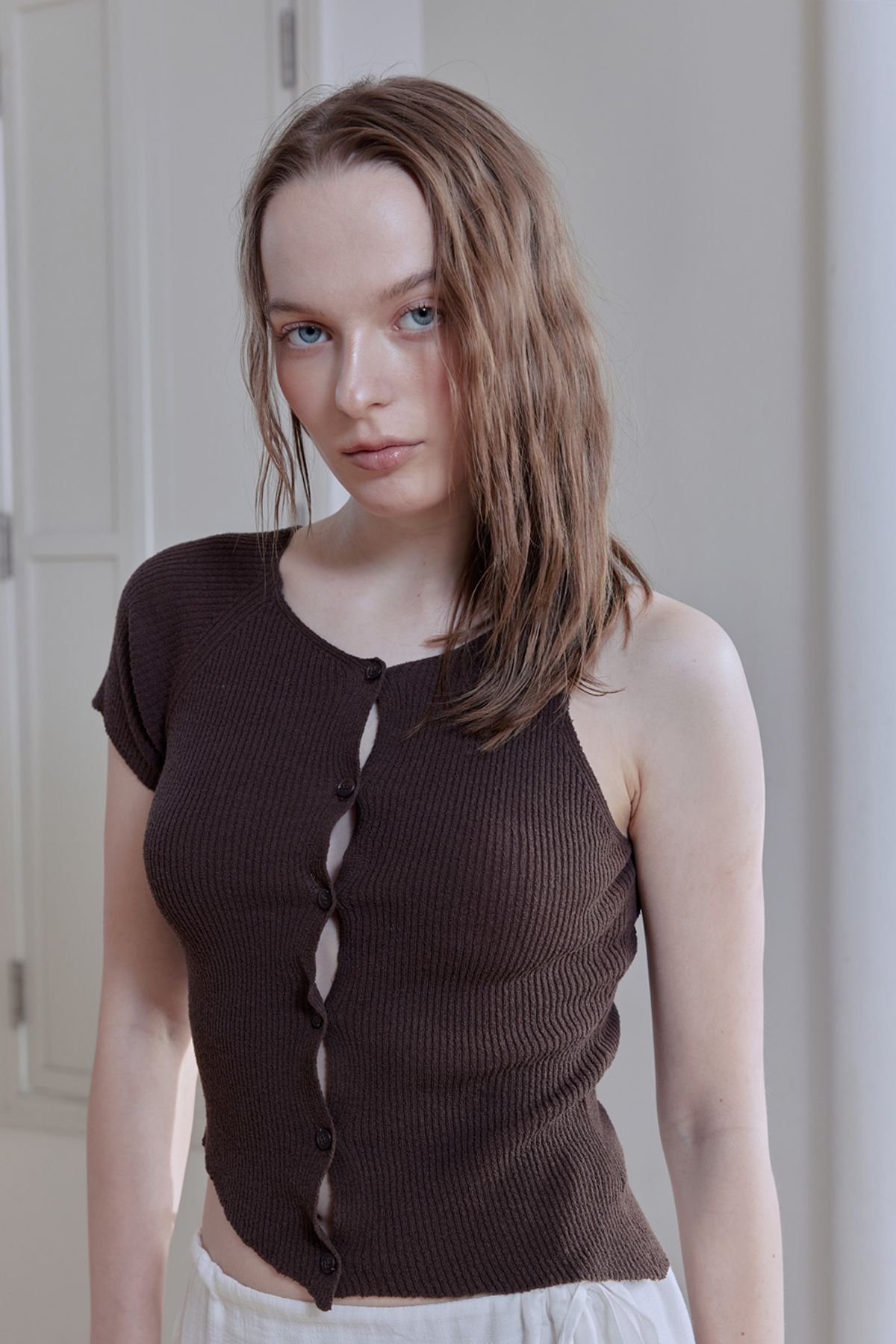 애프터아워즈(AFTERHOURS) ASYMMETRIC SLEEVE KNIT CARDIGAN (BROWN)