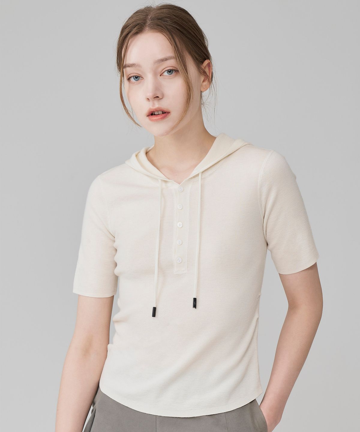 혜영킴(HYEYEONG KIM) 울 후드 니티드 숏 슬리브 탑-아이보리
