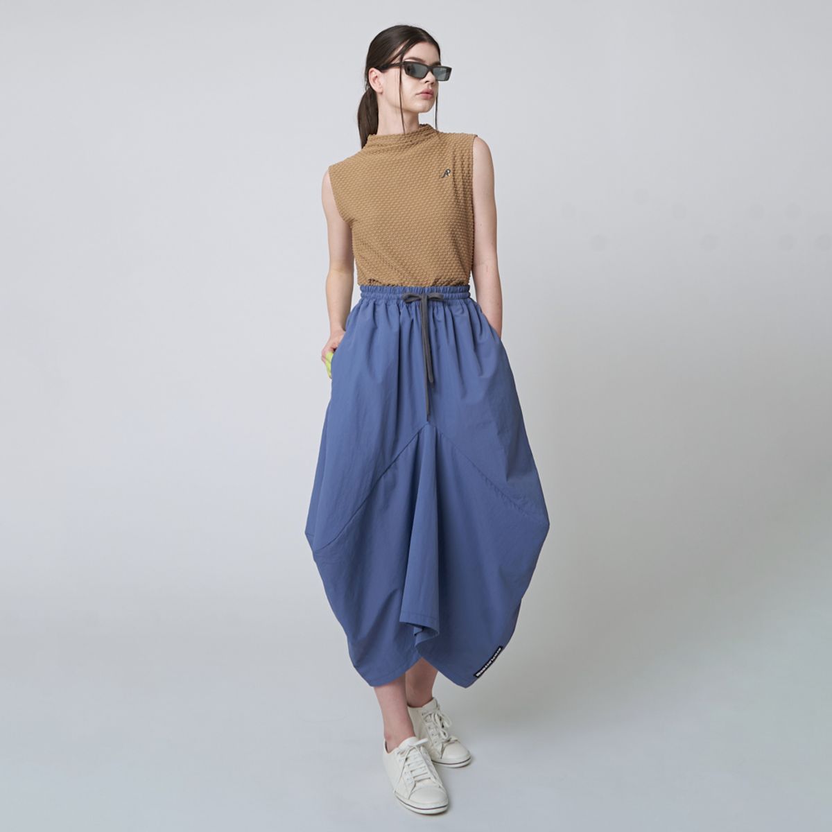 애스플래폼(ATHPLATFORM) AW41TN07 엠보 슬리브리스 탑_다크 베이지