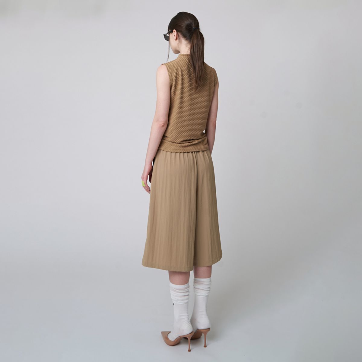 애스플래폼(ATHPLATFORM) AW41TN07 엠보 슬리브리스 탑_다크 베이지