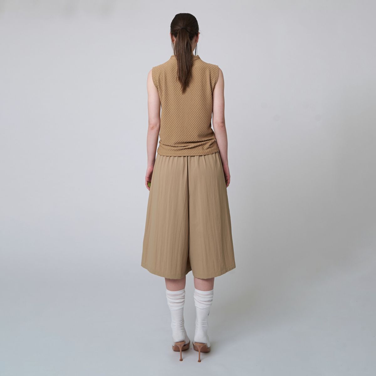 애스플래폼(ATHPLATFORM) AW41TN07 엠보 슬리브리스 탑_다크 베이지