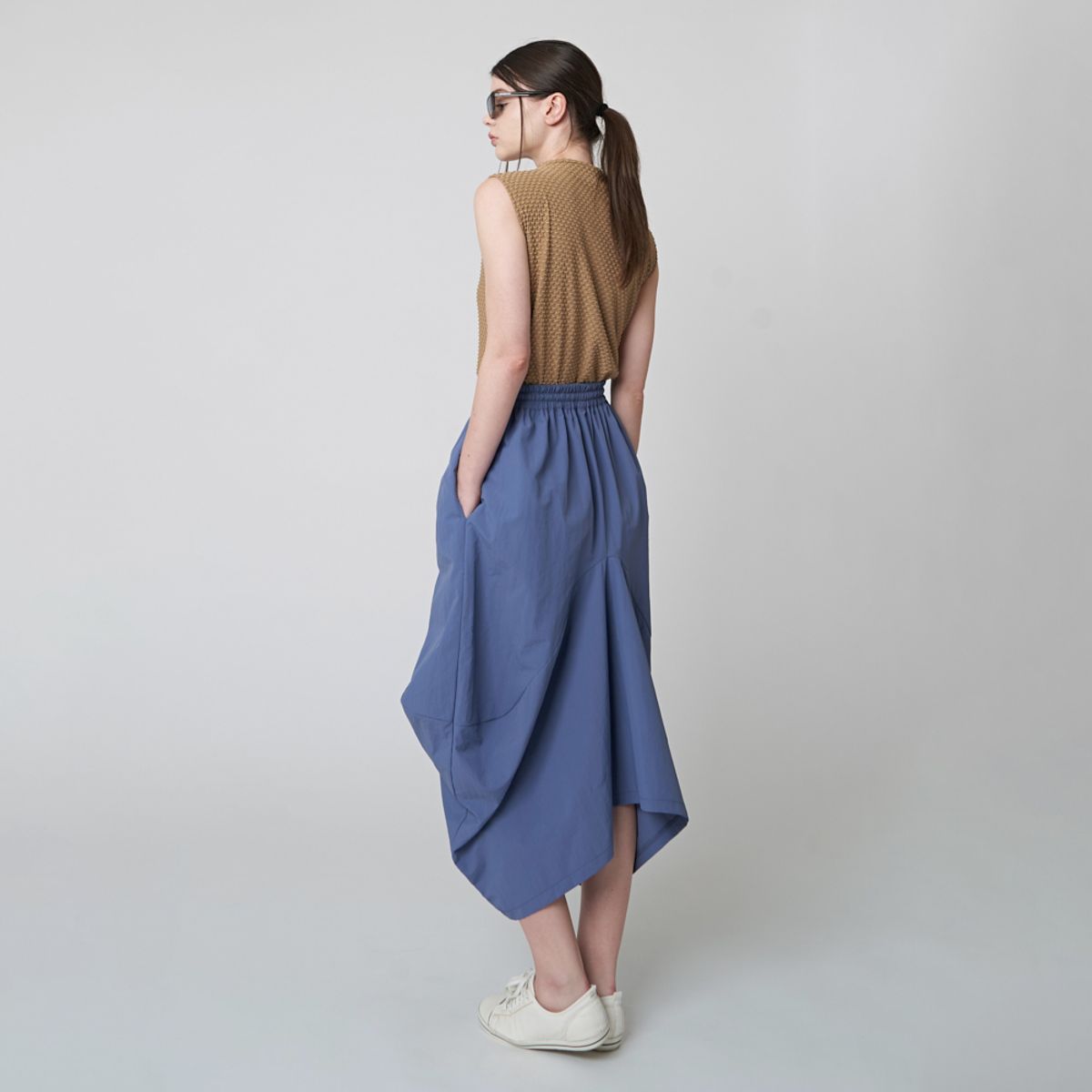 애스플래폼(ATHPLATFORM) AW41TN07 엠보 슬리브리스 탑_다크 베이지